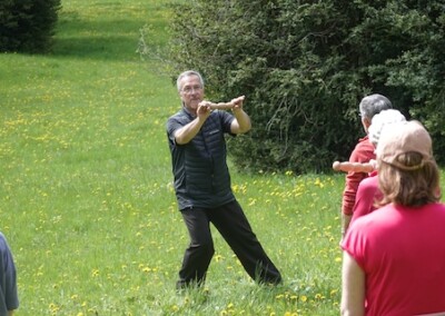 Pratiquer le Qi Gong dans les ambiances printanières de Lus