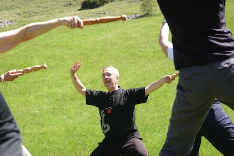 Jean-Pierre Peyruseigt pendant une séance de Qi Gong